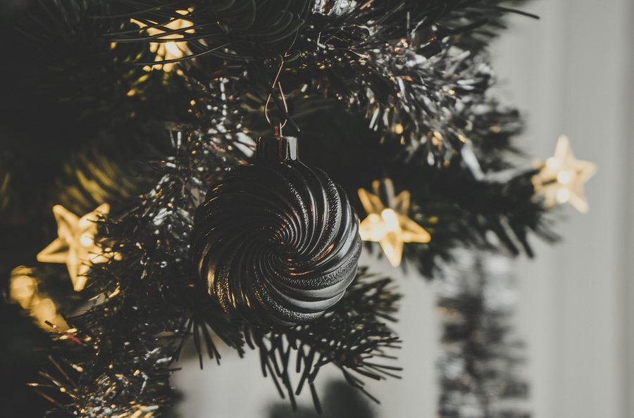 Cota do primeiro Natal decidindo a decoração juntos
